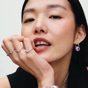 Q324_E_PDP_MODEL_STYLED_25_1x1_RGB