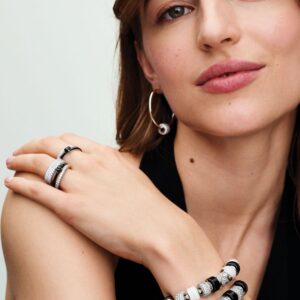 Q324_E_PDP_MODEL_STYLED_30_1x1_RGB