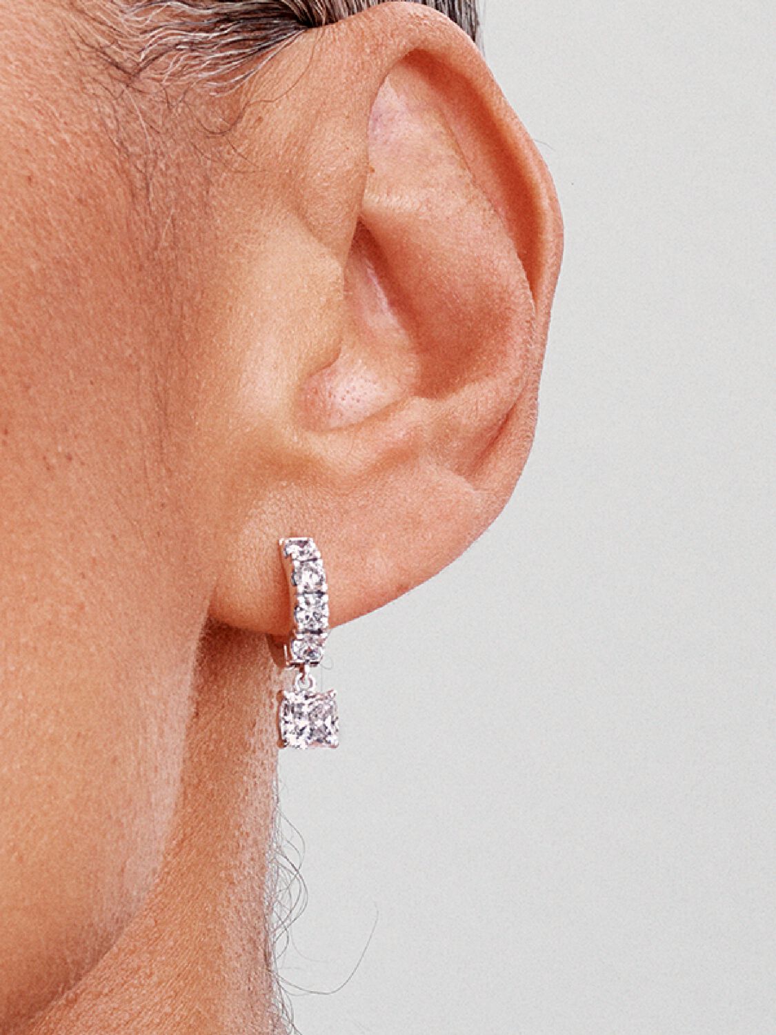 Q424_G_PDP_MODEL_SINGLE_29_1x1_RGB_earring