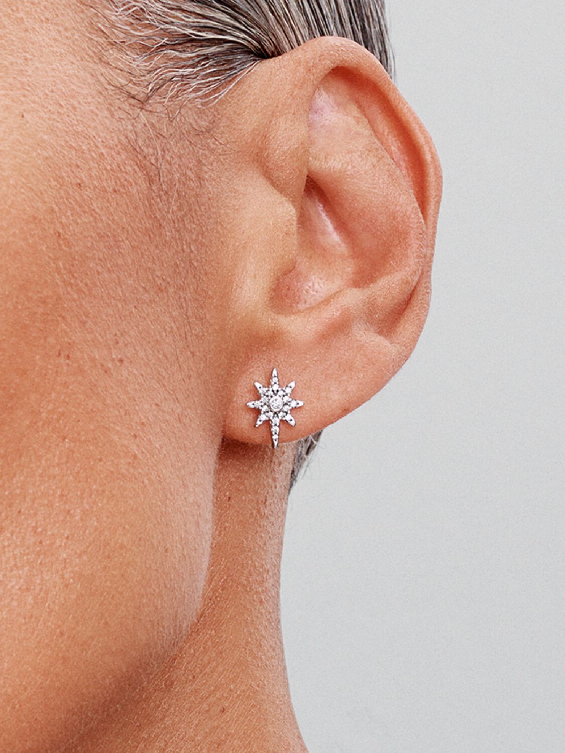 Q424_G_PDP_MODEL_SINGLE_31_1x1_RGB_earring