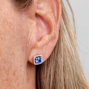 Q424_G_PDP_MODEL_SINGLE_65_1x1_RGB_earring