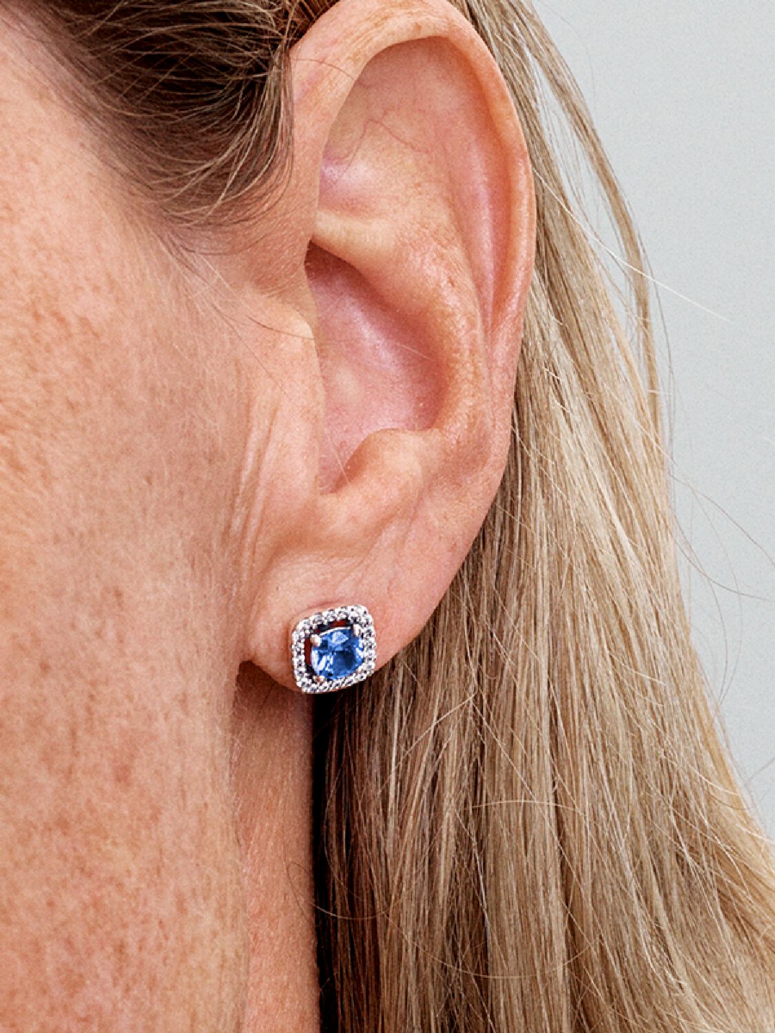 Q424_G_PDP_MODEL_SINGLE_65_1x1_RGB_earring