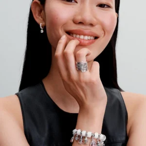 Q424_G_PDP_MODEL_STYLED_06_1x1_RGB