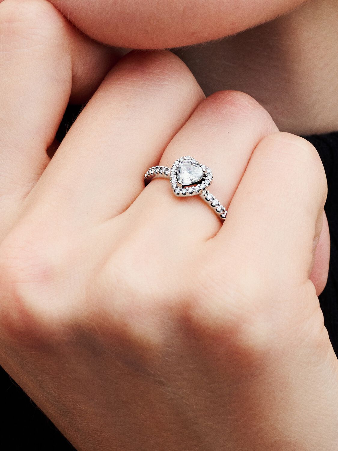 SS24_A_PDP_Model_Single_76_1x1_RGB_ring