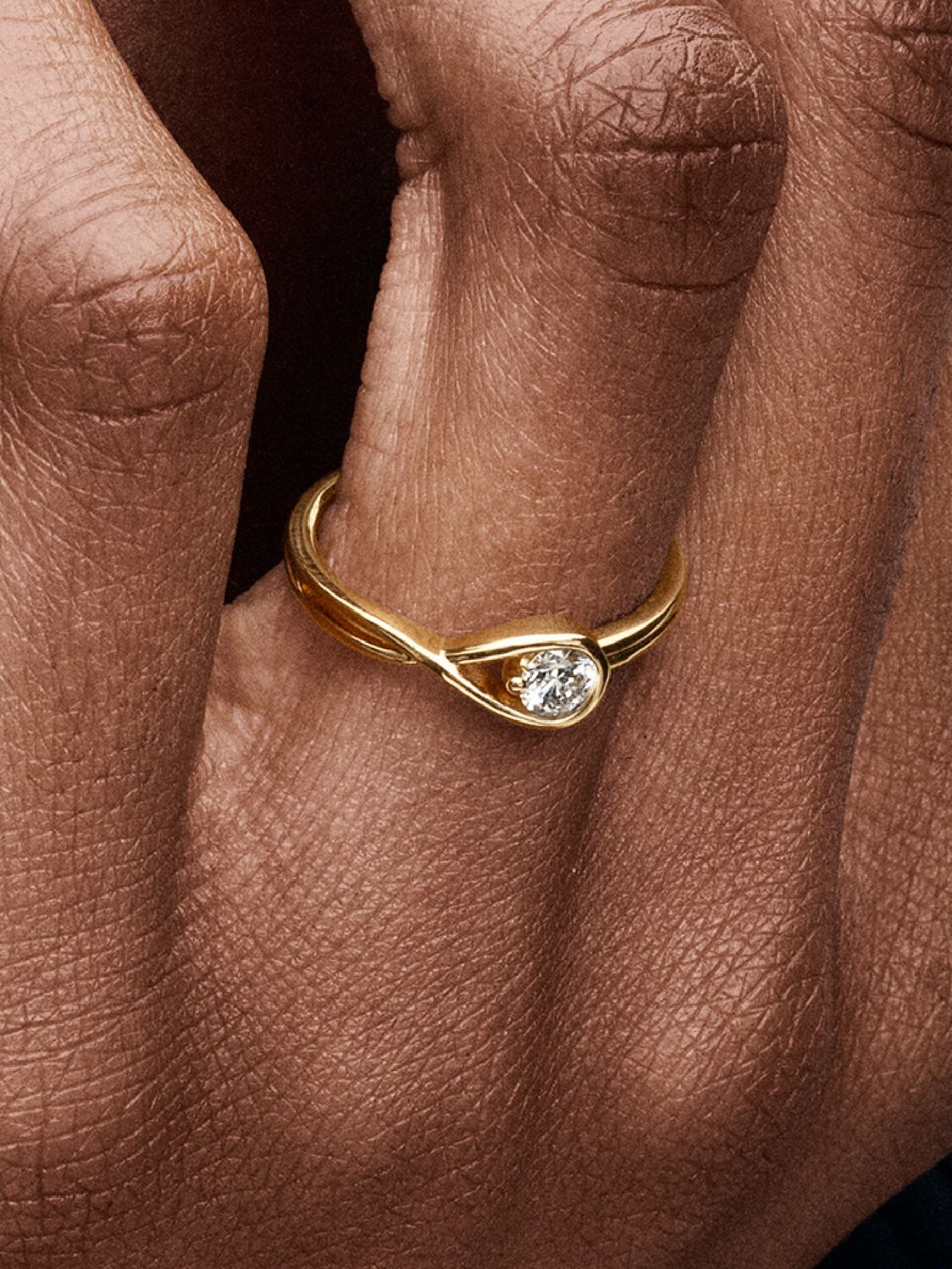 SS24_DIAMONDS_PDP_MODEL_SINGLE_24_RGB_ring