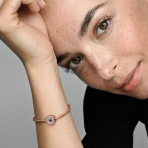 781977C01_ABC123_MODEL_eCOM_01_RGB