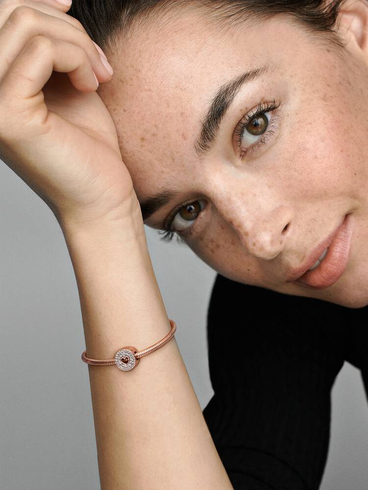 781977C01_ABC123_MODEL_eCOM_01_RGB