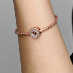 781977C01_ABC123_MODEL_eCOM_02_RGB