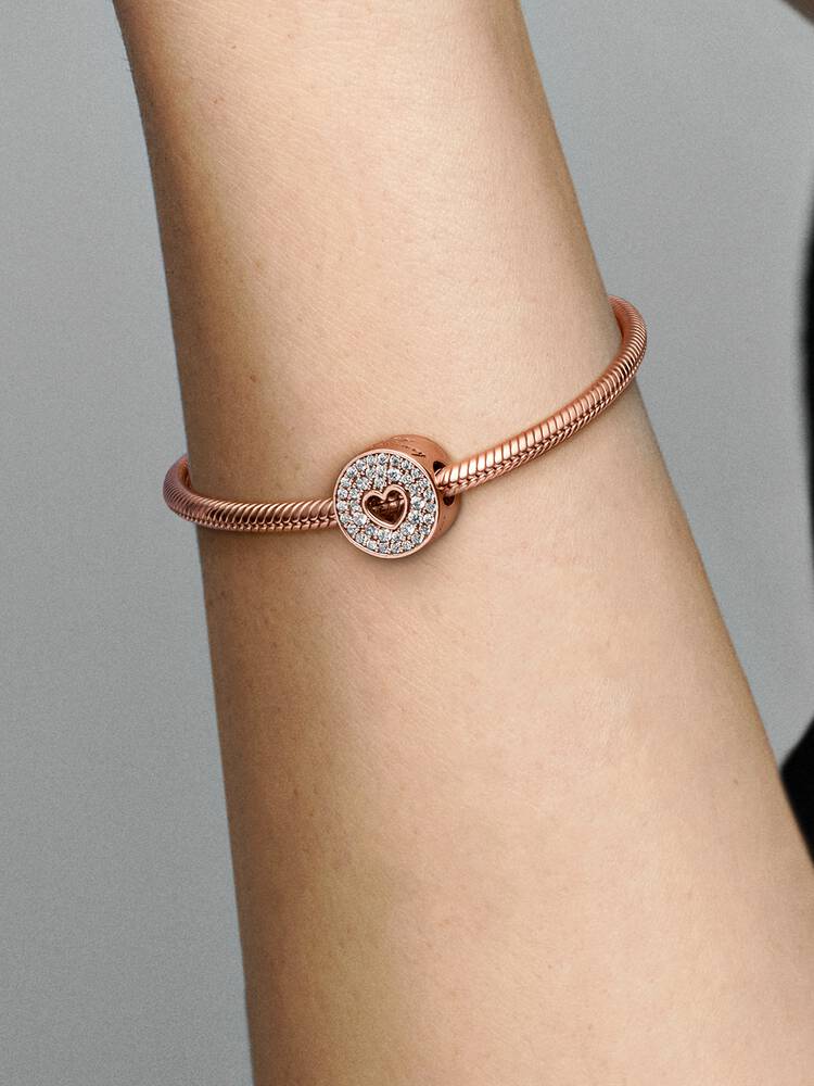 781977C01_ABC123_MODEL_eCOM_02_RGB