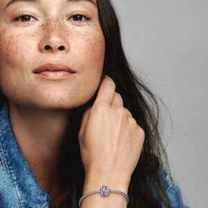 798772C02_ABC123_MODEL_eCOM_01_RGB