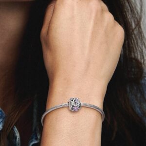 798772C02_ABC123_MODEL_eCOM_02_RGB