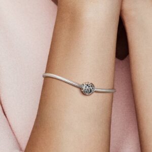 799183C00_ABC123_MODEL_ECOM_RGB_charm