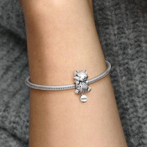 799535C00_ABC123_MODEL_eCOM_01_RGB_charm