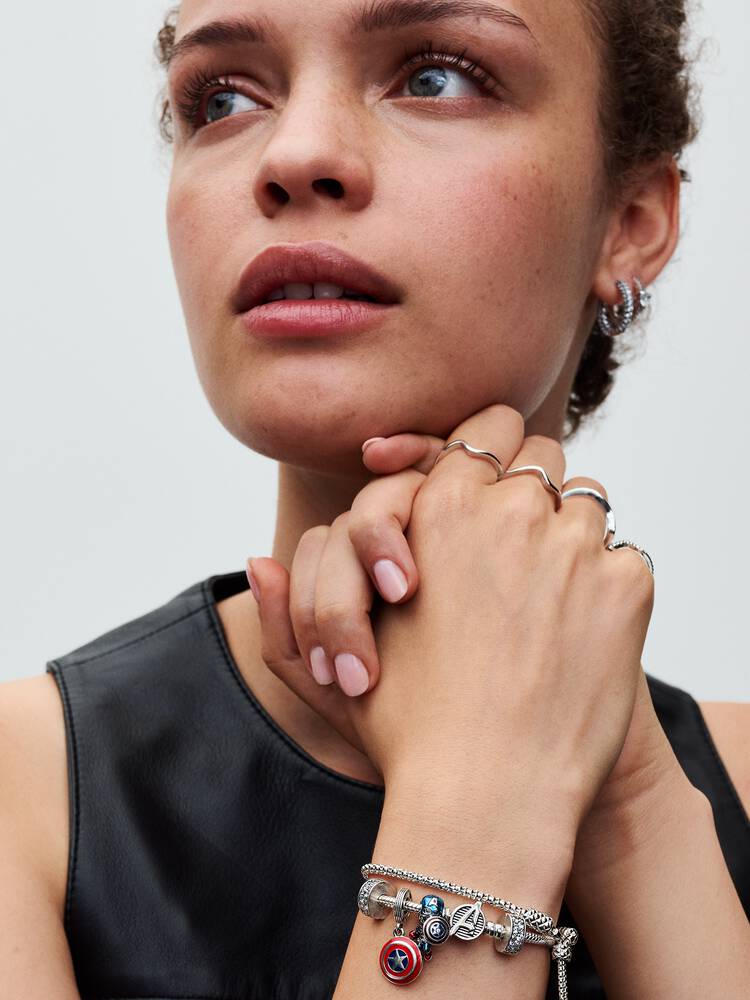 Q124_B_PDP_Model_Styled_22_1x1_RGB