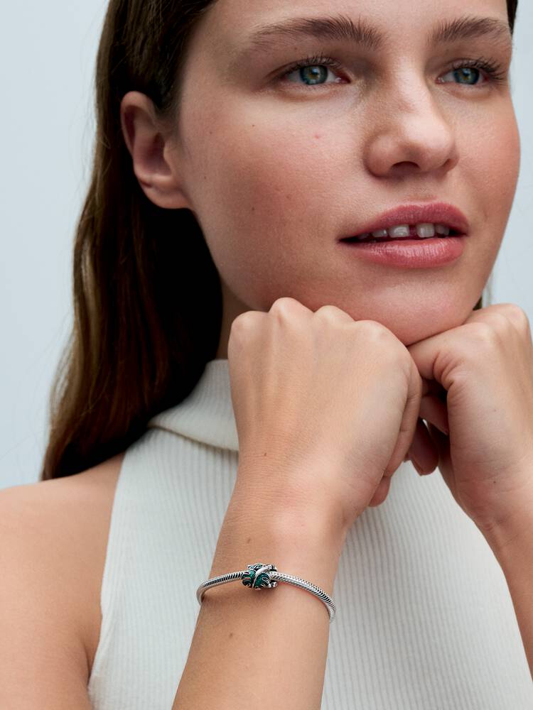 Q224_D_PDP_Model_Single_09_1x1_RGB