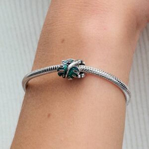 Q224_D_PDP_Model_Single_09_1x1_RGB_charm