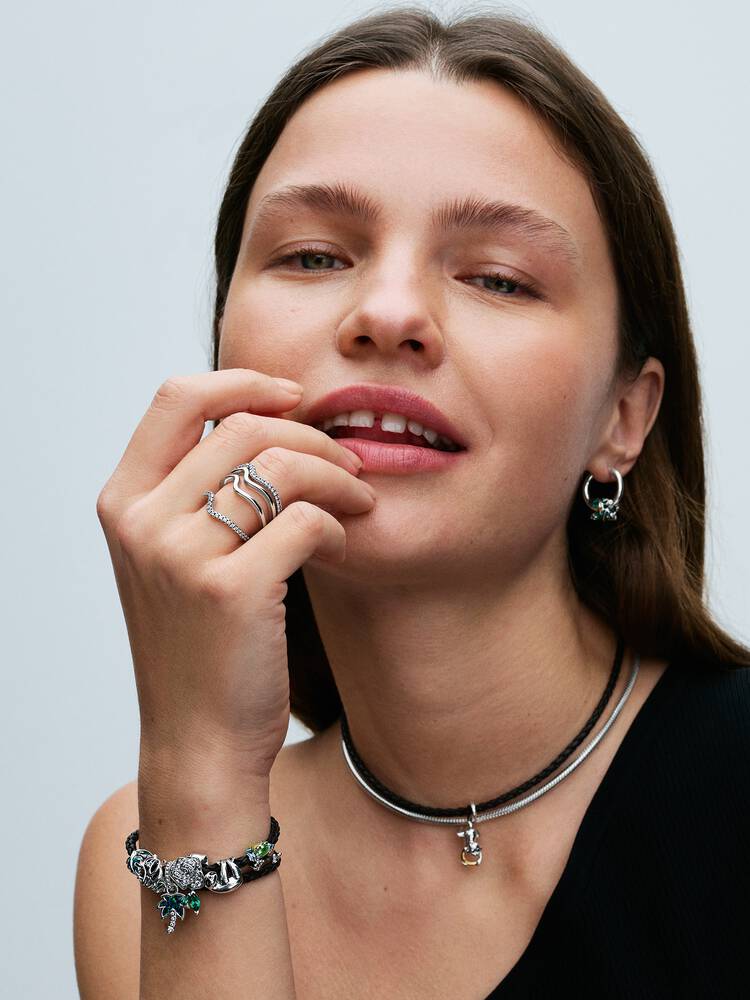 Q224_D_PDP_Model_Styled_04_1x1_RGB